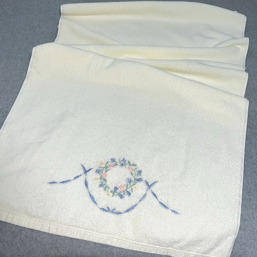 Ivory Floral Bath Towel Set Cottagecore Embroidered - Picture 6 of 8